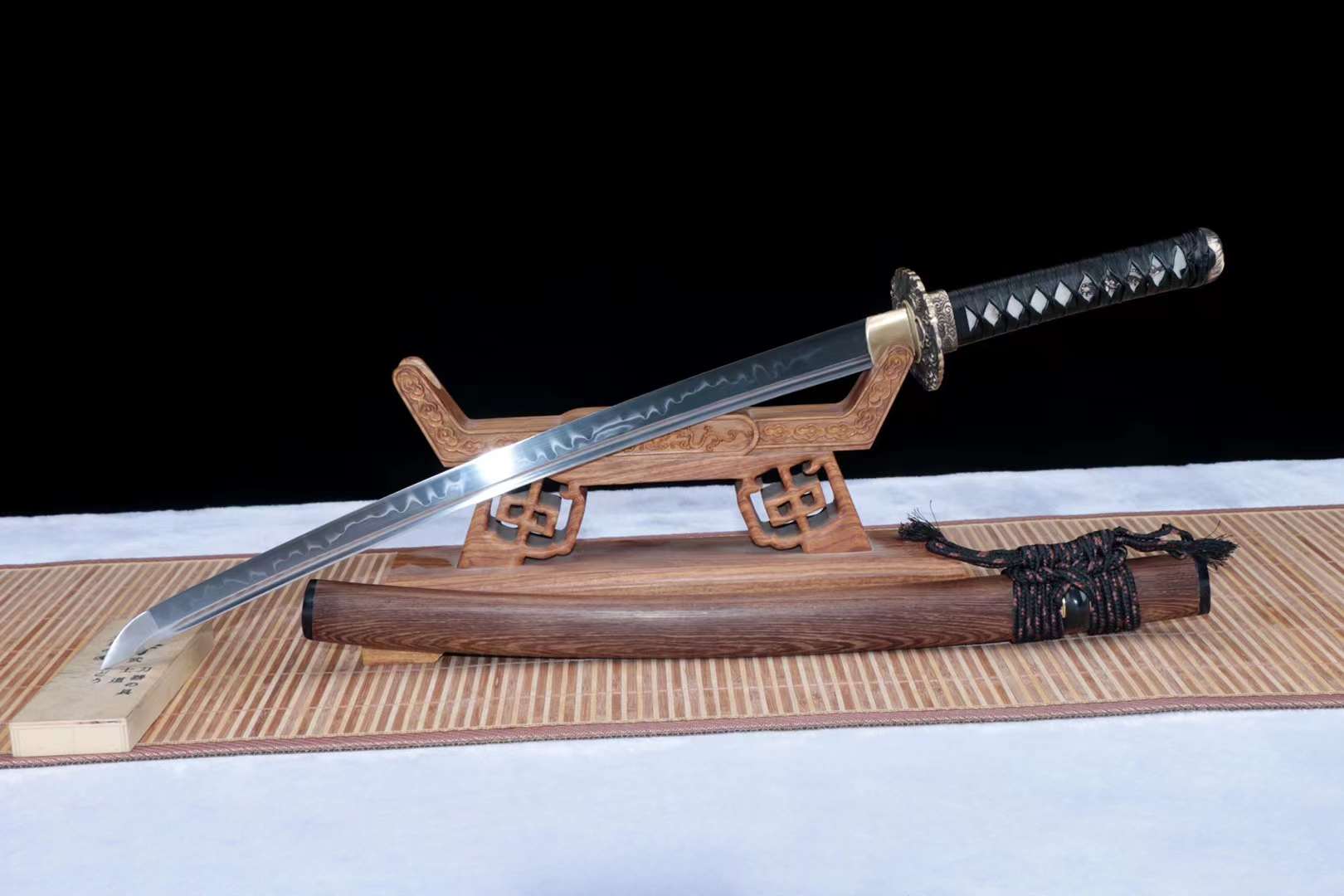 Premium Handmade Samurai Katana T10 Steel Full Tang Japanese Sword with Saya and Decorative Hamon Blade